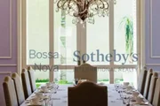 Área da mesa de jantar com iluminação natural