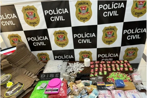 Imagem colorida de materiais apreendidos pela polícia em operação que prendeu casal - Metrópoles