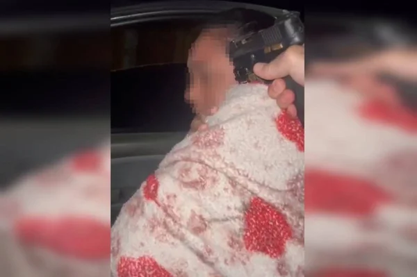 mulher sendo ameaçada com arma de fogo