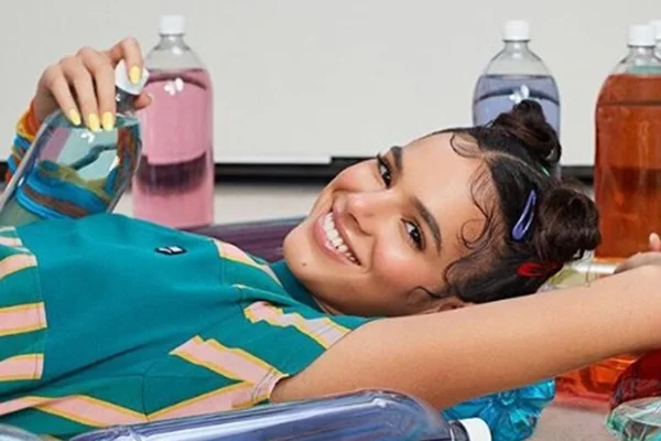 Bruna Marquezine “explode fofurômetro” ao aparecer em vídeo com bebê
