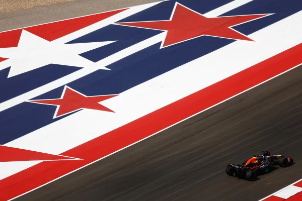 Foto colorida de Max Verstappen, em treino livre para o Grande Prêmio dos Estados Unidos de Fórmula 1 de 2024 - Metrópoles