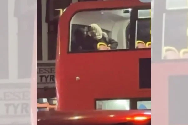 foto borrada de casal transando no ônibus