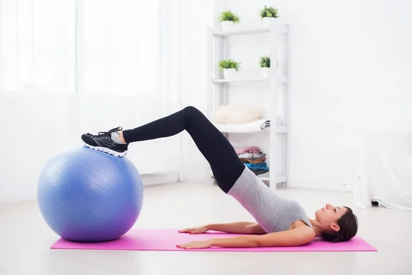 Profissionais orientam pessoas que tem dores nas articulações se informem antes de fazer a prática de pilates