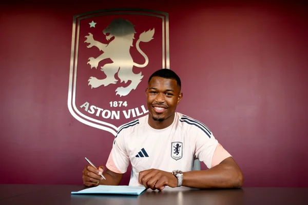 Foto colorida de Zépiqueno Redmond, atacante do Aston Villa - Metrópoles