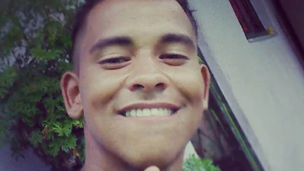 Jovem joga álcool e ateia fogo em namorado após briga, no Rio