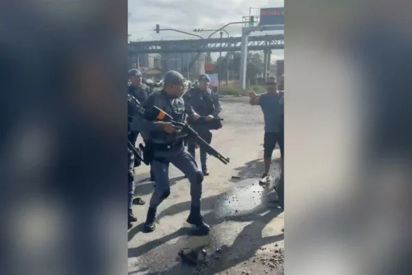 Paralisação no Porto de Santos tem confusão entre caminhoneiros e PMs