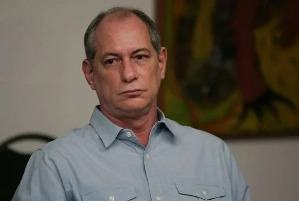 Ciro Gomes, político que disputará a Presidência da República. Ele tem pele clara, tem cabelos brancos e olhos escuros - Metrópoles