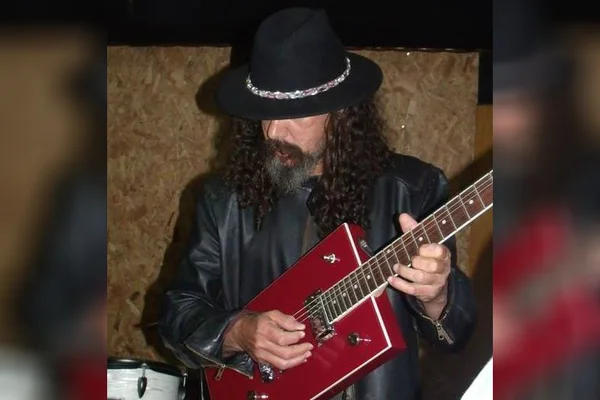Ex-guitarrista do Capital Inicial denuncia furto de instrumentos no DF