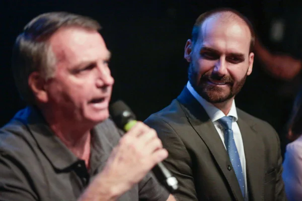 imagem colorida de Jair e Eduardo Bolsonaro