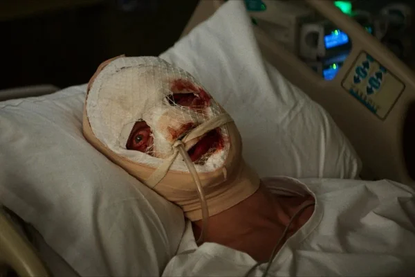 Frame do teaser de Cara-de-Barro, novo filme da DC
