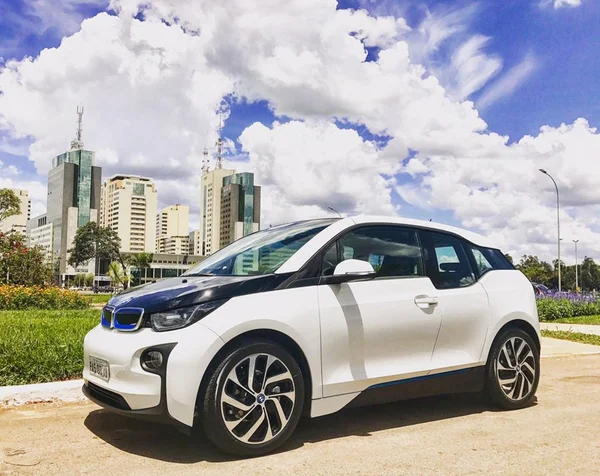 Donos de carros elétricos promovem encontro no Brasília Shopping