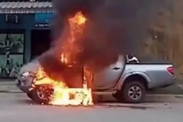 Imagem colorida de carro de ex-vereador pegando fogo no Rio - Metrópoles