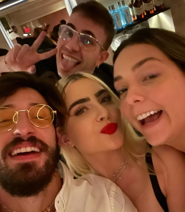 Ex de Neymar comemora aniversário com Leo Picon e Raiam Santos