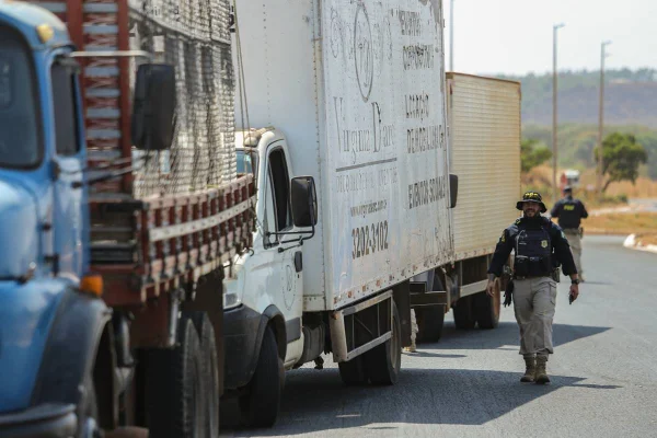 Operação da PRF em rota de caminhões em São Sebastião será permanente