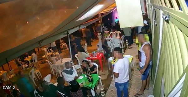 pessoas em bar