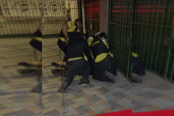 Homens ajoelhados em bar