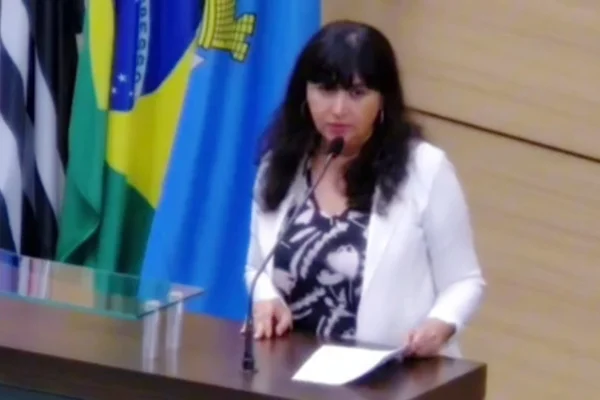 Vereadora Sirana Bosonkian, no plenário da Câmara Municipal de Guarujá, durante fala que banalizou feminicídios - Metrópoles