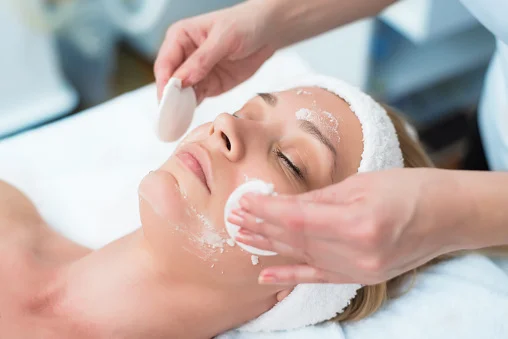 Pessoa recebendo procedimento facial
