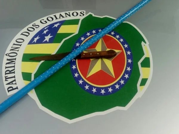 Polícia prende homem suspeito de agredir mulher com cabo de vassoura