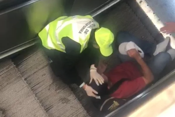 Vídeo: homem fica preso em escada rolante da Rodoviária do Plano