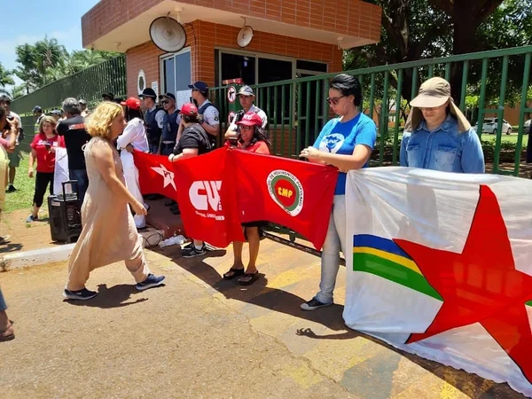 Brasileiros em frente à embaixada venezuelana