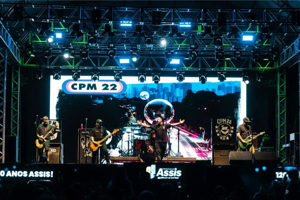 Imagem colorida mostra o CPM 22 durante show - Metrópoles