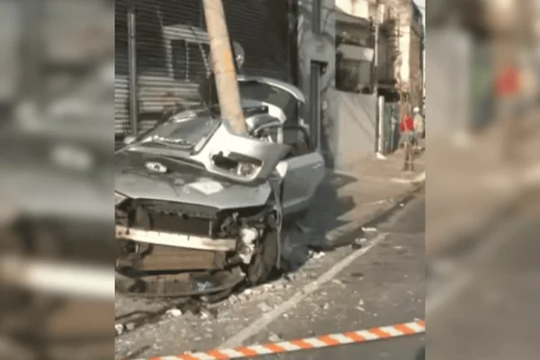 Motorista de 20 anos morre após bater carro em poste na zona norte - destaque galeria Motorista de 20 anos morre após bater carro em poste na zona norte - destaque galeria