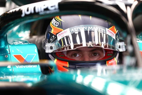 Imagem colorida de Felipe Drugovich dentro do carro - Metrópoles