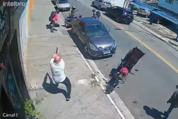 Imagem colorida de PM atirando em assaltante. Metrópoles