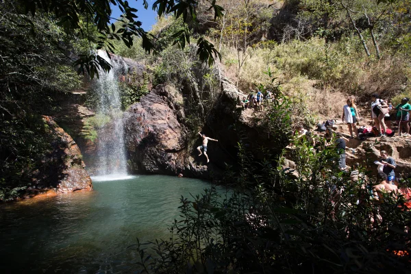 Programe-se. Aventure-se. Refresque-se numa cachoeira perto de você