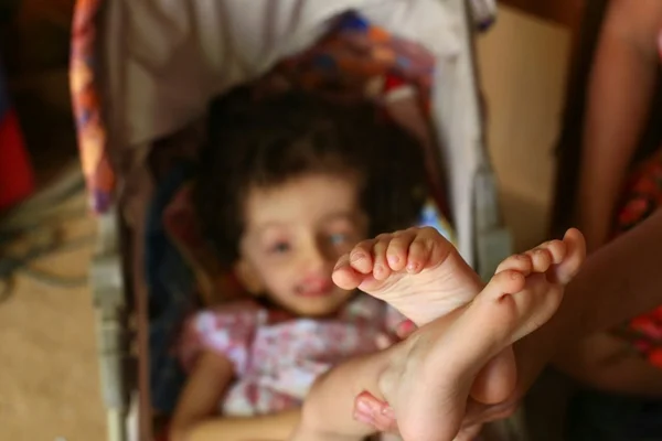 Menina de 4 anos precisa de uma cadeira de rodas. Vamos ajudar?