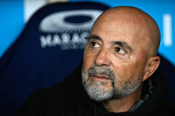Foto colorida de Jorge Sampaoli, no banco do Flamengo