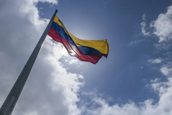 Para controlar hiperinflação, Venezuela vai cortar seis zeros da moeda