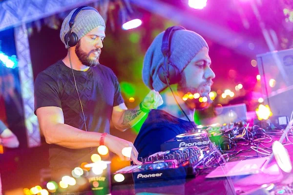 Festa Savage reúne público bonito na Orla do Clube ASES