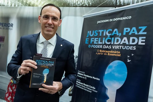 Em noite de autógrafos, Jackson Di Domenico lança livro no STJ