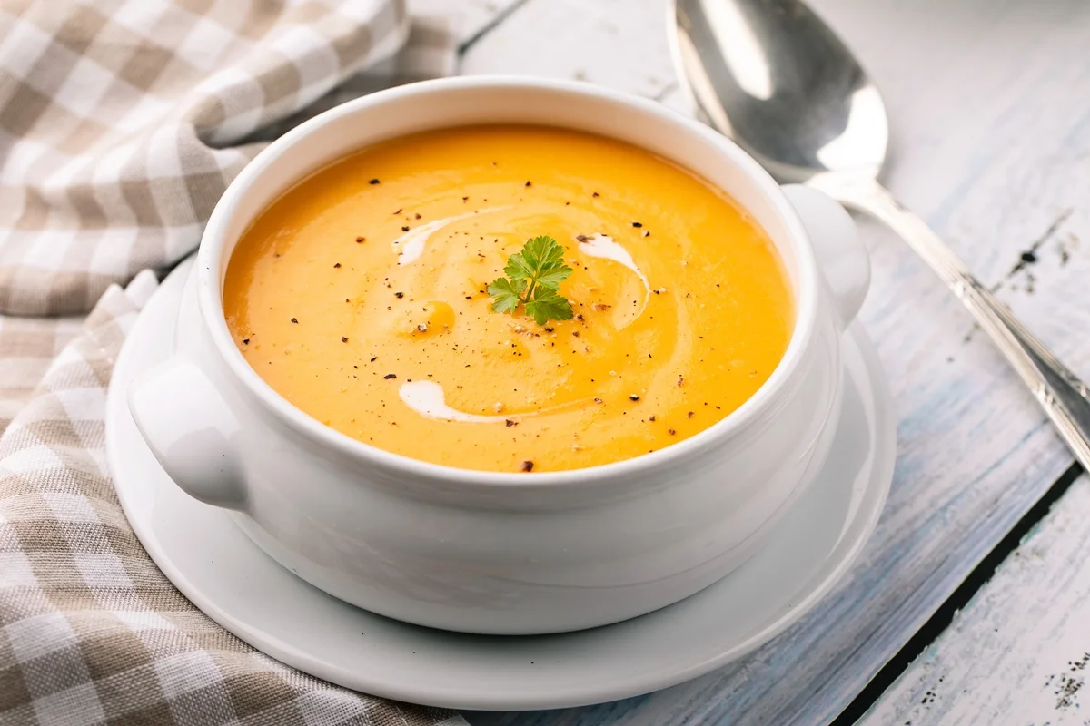 Caldos e sopas: a escolha nutritiva para aquecer o corpo e fortalecer a imunidade no inverno
