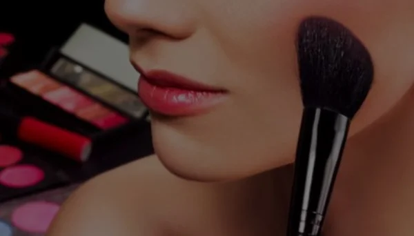 Mulher faz maquiagem