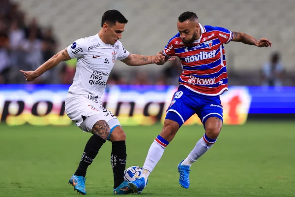 Matías Rojas com a camisa do Corinthians em jogo diante do Fortaleza