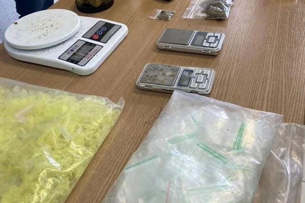 Imagem mostra balanças e pinos de drogas - Metrópoles