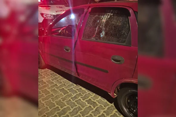 Imagem colorida de carro que foi alvejado por tiros no Sol Nascente - Metrópoles