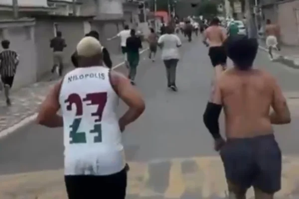 Imagem colorida do conflito entre torcedores de Fluminense e Vasco