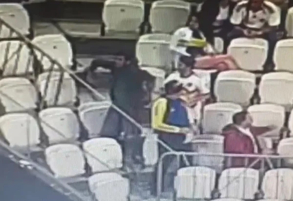 Torcedor do Boca flagrado fazendo gesto racista