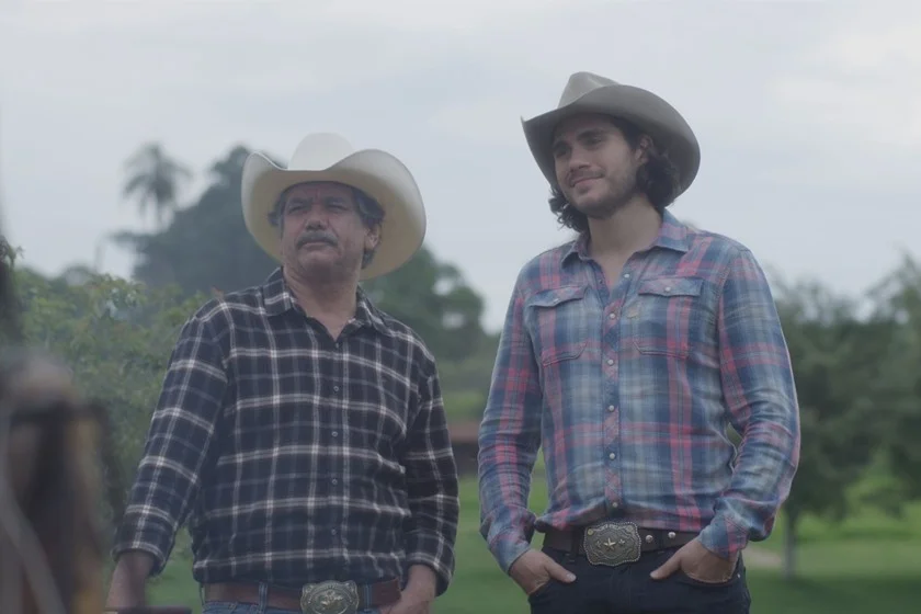 <b>Coração de Cowboy:</b> Lucca (Gabriel Sater) é cantor sertanejo, conhecido por suas músicas "chicletes" compostas à demanada de sua empresária, Iolanda (Françoise Forton), não pela sua paixão à música. Depois de um desentendimento na gravação de seu novo disco, Lucca foge da cidade grande e volta ao interior, onde procura inspiração para novas canções e para se reconectar ao seu pai (Jackson Antunes). Na volta, Lucca também encontra uma parceira de composições que acaba também sendo o seu amor de infância (Thaila Ayala). Assista ao <a href="https://www.youtube.com/watch?v=-ALeVc73bS8" target="_blank">trailer</a> <b>Coração de Cowboy:</b> Lucca (Gabriel Sater) é cantor sertanejo, conhecido por suas músicas "chicletes" compostas à demanada de sua empresária, Iolanda (Françoise Forton), não pela sua paixão à música. Depois de um desentendimento na gravação de seu novo disco, Lucca foge da cidade grande e volta ao interior, onde procura inspiração para novas canções e para se reconectar ao seu pai (Jackson Antunes). Na volta, Lucca também encontra uma parceira de composições que acaba também sendo o seu amor de infância (Thaila Ayala). Assista ao <a href="https://www.youtube.com/watch?v=-ALeVc73bS8" target="_blank">trailer</a>