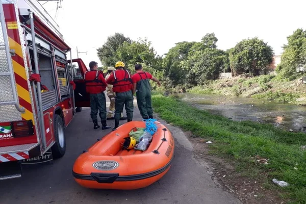 Vídeo: Bombeiros buscam homem que pulou em rio para nadar durante temporal