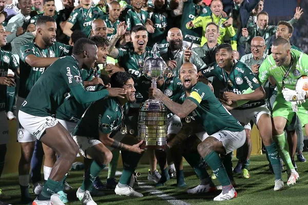 Flamengo erra, Palmeiras vence na prorrogação e é tri da Libertadores