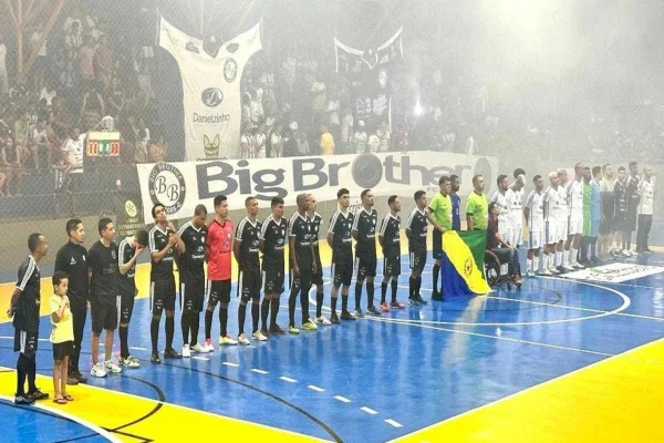 Jogadores posam para foto na final