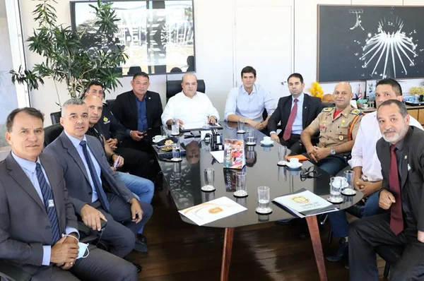 Ibaneis se reúne com representantes das forças de segurança