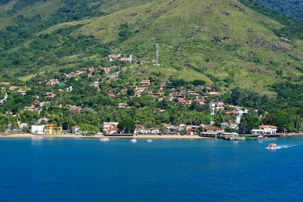 Imagem colorida mostra imagem aérea de uma das praias de ilhabela - Metrópoles