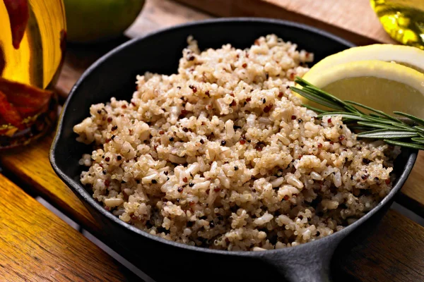 foto colorida panela com arroz integral