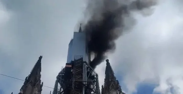 imagem colorida incêndio igreja notre dame